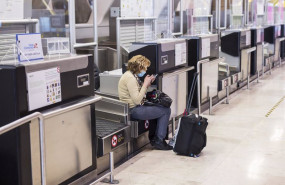 ep una mujer con una maleta en la terminal t4 del aeropuerto adolfo suarez madrid barajas