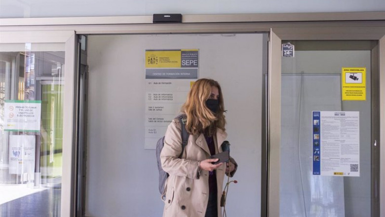 Alejandro Martínez Vélez - Europa Press ep una mujer entra por la puerta de una oficina del sepe el dia en el que se han conocido los datos