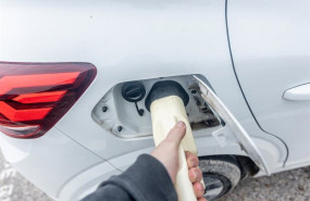 ep una persona recargando en un punto de carga a 13 de enero de 2026 en madrid espana