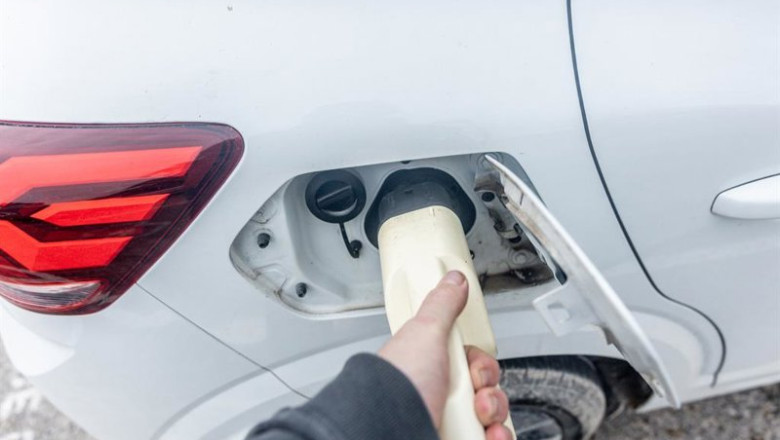 ep una persona recargando en un punto de carga a 13 de enero de 2026 en madrid espana