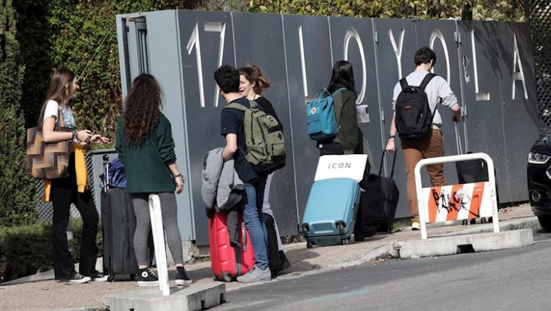 ep universitarios abandonan un colegio mayor de madrid tras la suspension de las clases por el