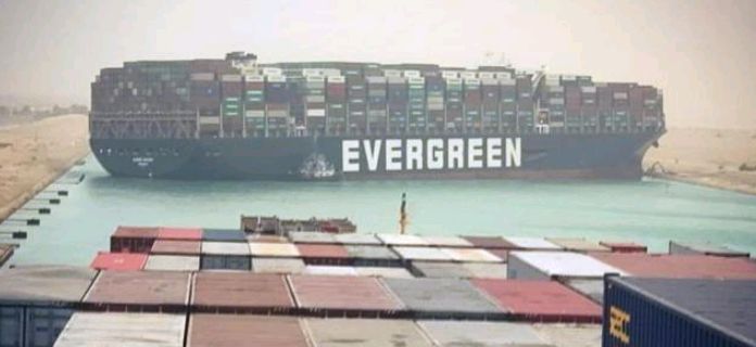 Jaque al comercio por el bloqueo del Canal de Suez: Costará 10.000 millones semanales