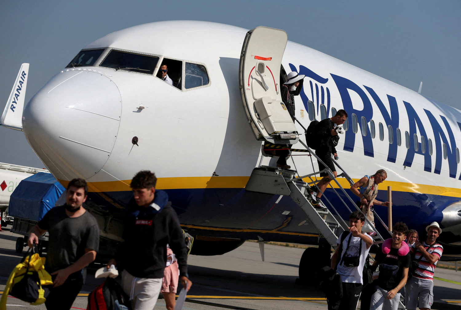 des passagers descendent d un avion de la compagnie aerienne ryanair 20240722132735 