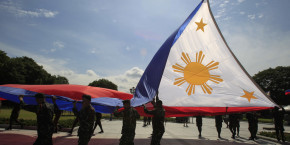des soldats hissent le drapeau national des philippines lors d une repetition 