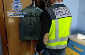 ep agente de policia nacional realiza un registro domiciliario