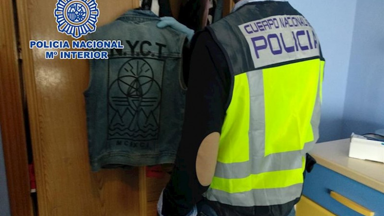 ep agente de policia nacional realiza un registro domiciliario