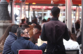 ep archivo   camarero atendiendo clientes en una terraza a 19 de diciembre de 2025 en madrid espana