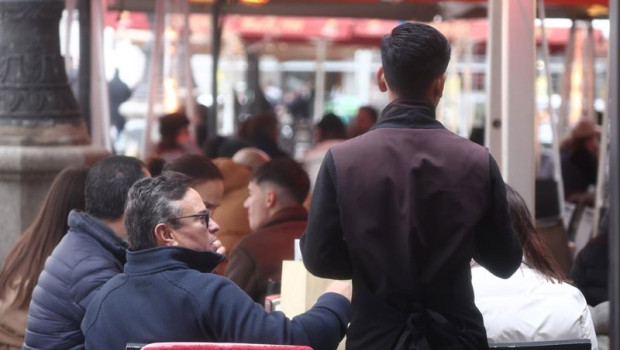 ep archivo camarero atendiendo clientes en una terraza a 19 de diciembre de 2025 en madrid espana ep archivo camarero atendiendo clientes en una terraza a 19 de diciembre de 2025 en madrid espana