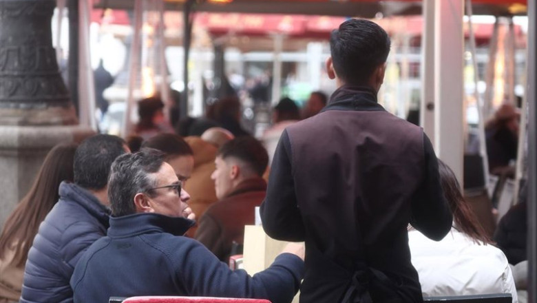 ep archivo   camarero atendiendo clientes en una terraza a 19 de diciembre de 2025 en madrid espana