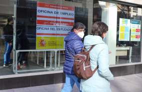 ep archivo   dos mujeres pasan por delante de una oficina de empleo en una imagen de archivo