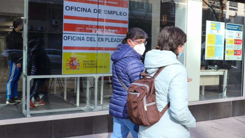 Archivo - Dos mujeres pasan por delante de una Oficina de Empleo, en una imagen de archivo. | Marta Fernández Jara - Europa Press - Archivo ep archivo dos mujeres pasan por delante de una oficina de empleo en una imagen de archivo