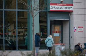 ep archivo dos personas en la puerta de una oficina de empleo ep archivo dos personas en la puerta de una oficina de empleo