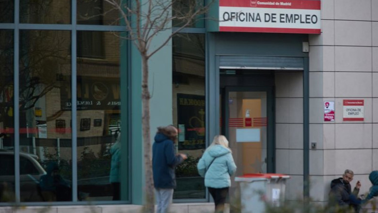 ep archivo   dos personas en la puerta de una oficina de empleo