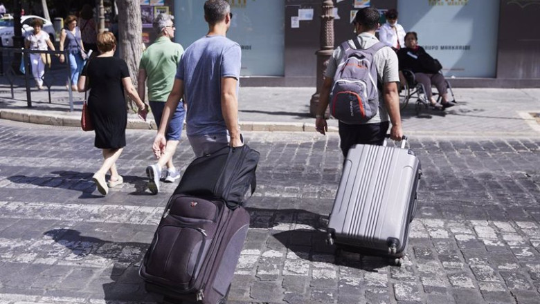 ep archivo dos turistas con maletas cruzan un paso de peatones ep archivo dos turistas con maletas cruzan un paso de peatones
