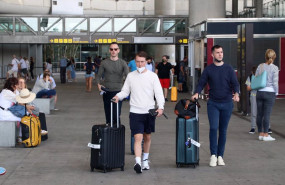ep archivo   llegada de turistas al aeropuerto de la costa del sol donde desde hoy comienzan sus