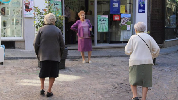 ep archivo   mujeres pensionistas en las calles de toledo