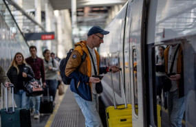 ep archivo pasajeros se suben a un tren ave destino malaga que sale de la estacion de atocha a 30 ep archivo pasajeros se suben a un tren ave destino malaga que sale de la estacion de atocha a 30