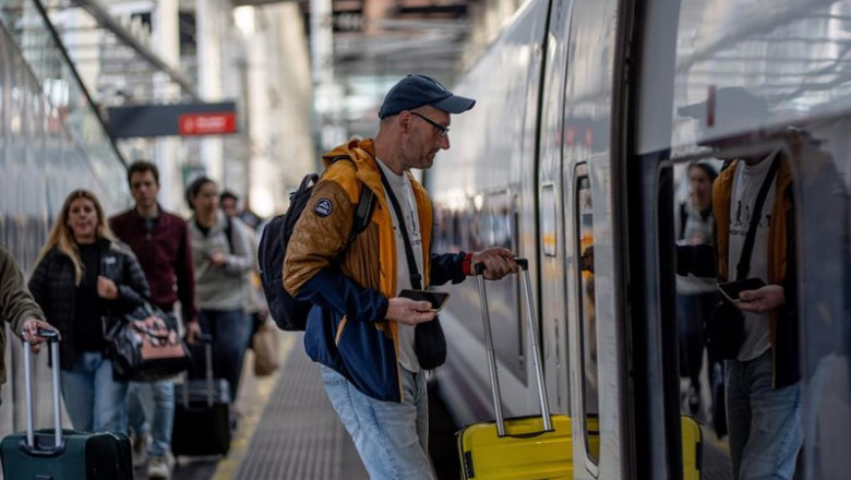 ep archivo pasajeros se suben a un tren ave destino malaga que sale de la estacion de atocha a 30 ep archivo pasajeros se suben a un tren ave destino malaga que sale de la estacion de atocha a 30