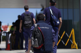 ep archivo   trabajadores de la planta de mercedes benz de vitoria entran a las instalaciones