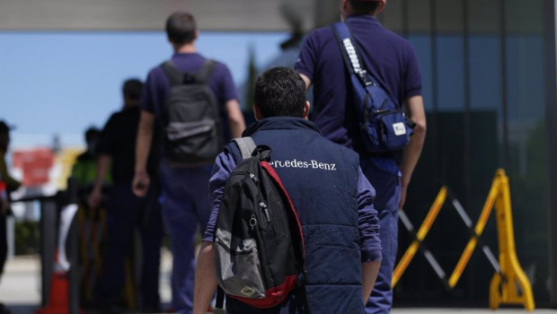 ep archivo   trabajadores de la planta de mercedes benz de vitoria entran a las instalaciones