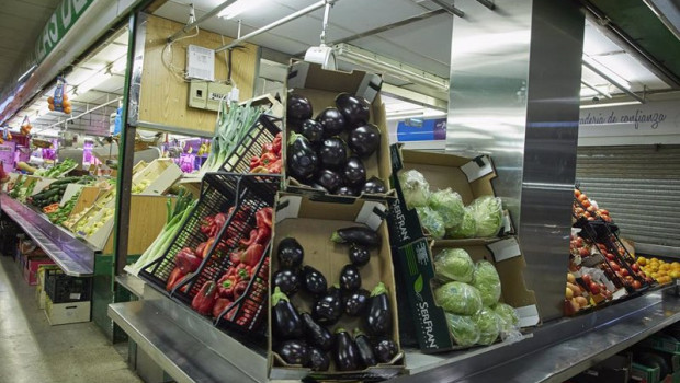 ep archivo   un estante de hortalizas y frutas en el mercado municipal de pacifico