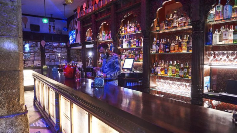ep archivo un trabajador prepara una copa en la barra de un bar vacia a 30 de diciembre de 2021 en ep archivo un trabajador prepara una copa en la barra de un bar vacia a 30 de diciembre de 2021 en