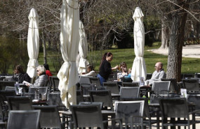 ep archivo   una camarera sirviendo mesas en una terraza