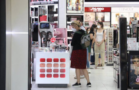 ep archivo   varias personas con mascarilla en una perfumeria