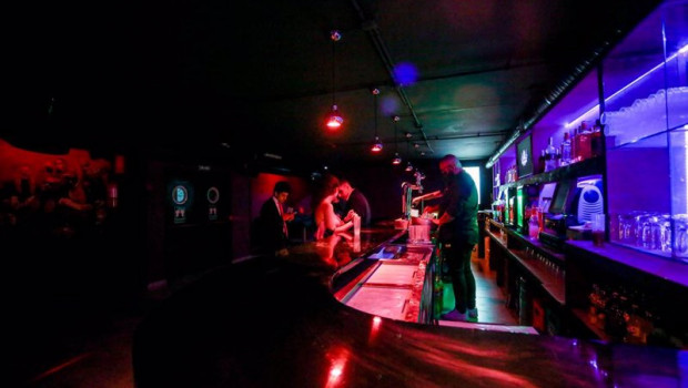ep archivo   varias personas en la barra de una discoteca de madrid