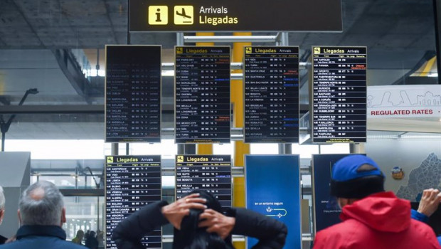 ep archivo   varias personas observan los paneles de llegadas en el aeropuerto de adolfo suarez un