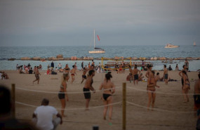 ep banistas en la playa en barcelona catalunya espana ep banistas en la playa en barcelona catalunya espana