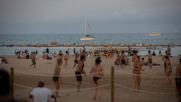 ep banistas en la playa en barcelona catalunya espana