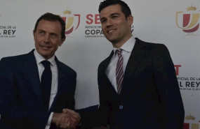ep butragueno estrecha la mano de martin ortega directivo del leganes