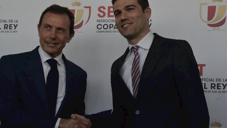 ep butragueno estrecha la mano de martin ortega directivo del leganes ep butragueno estrecha la mano de martin ortega directivo del leganes