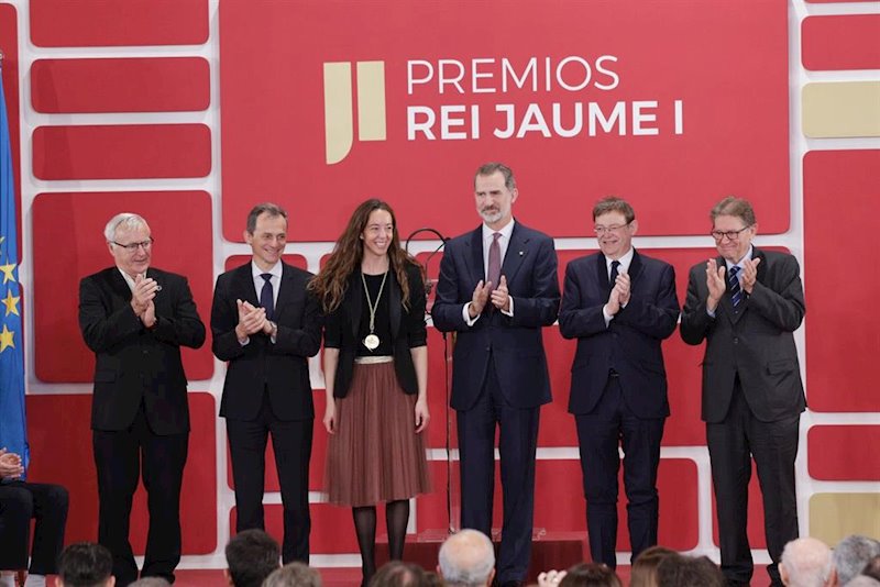 ep carlota pi premio al emprendimiento recoge el premio junto al rey felipe vi