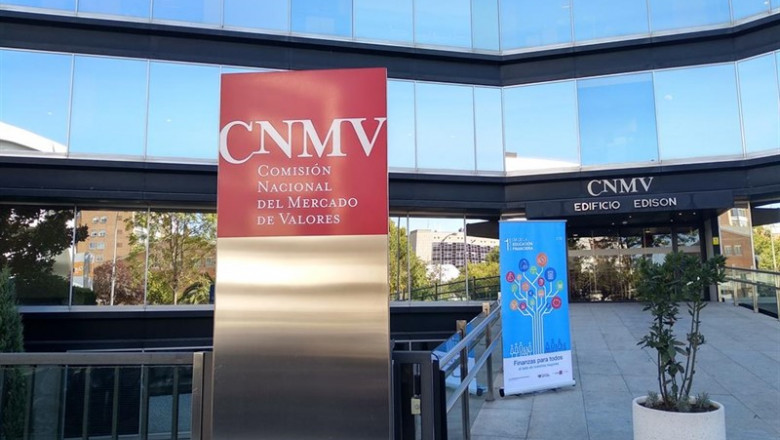 Cartel del Día de la Educación Financiera en la sede de la CNMV | EUROPA PRESS - Archivo ep carteldiala educacion financierala sedela cnmv