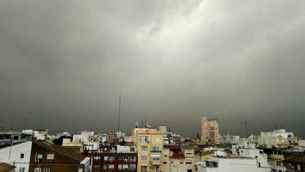 ep cielo nublado en valencia imagen de archivo