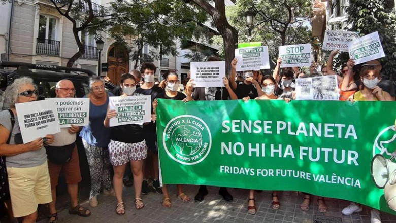 Concentración 'Sos Amazonas. Convocatoria Mundial Justicia Climática Ya' ante el Consulado de la República Federativa de Brasil en València. | EUROPA PRESS ep concentracion sos amazonas convocatoria mundial justicia climatica ya ante el consulado de la