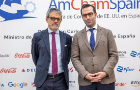 ep de izda a dcha jaime malet presidente de amchamspain y carlos cuerpo ministro de economia