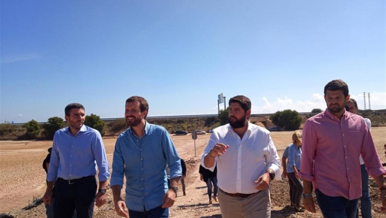 El consejero de Agua, Agricultura, Ganadería, Pesca y Medio Ambiente, Antonio Luengo; el presidente del PP, Pablo Casado; y el presidente de Murcia, Fernando López Miras, en Los Alcázares tras la gota fría | EUROPA PRESS ep el consejero de agua agricultura ganaderia pesca y medio ambiente antonio luengo el presidente