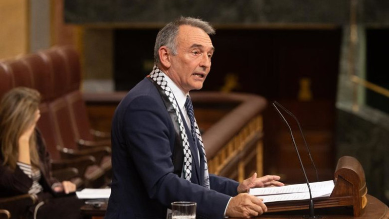 ep el diputado de sumar enrique santiago interviene durante una sesion plenaria en el congreso de