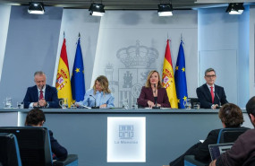ep el ministro de politica territorial y memoria democratica angel victor torres la ministra de