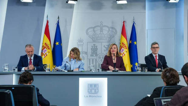 ep el ministro de politica territorial y memoria democratica angel victor torres la ministra de