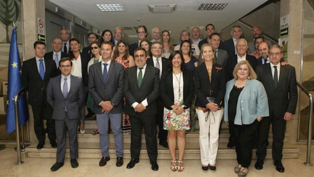 ep foto de familia tras una asamblea general ordinaria del cpe con sar la infanta elena miguel