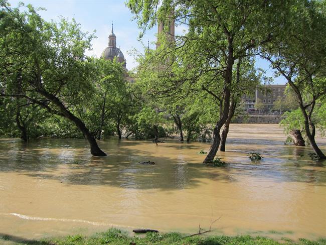 La crecida del Ebro en la capital aragonesa. | EUROPA PRESS ep la crecidaebrola capital aragonesa