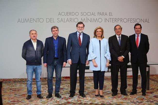 Mariano Rajoy preside la firma del acuerdo social para la subida de | TWITTER @MARIANORAJOY ep mariano rajoy presidefirmaacuerdo socialla subida de