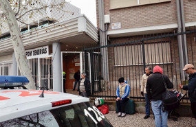 ep personas sin hogar esperan entrar al pabellon deportivo de tenerias en el que se han habilitado