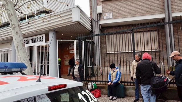 ep personas sin hogar esperan entrar al pabellon deportivo de tenerias en el que se han habilitado