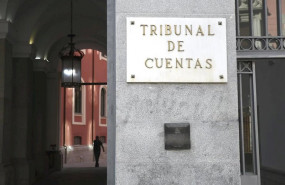 ep placa en la puerta principal del edificio del tribunal de cuentas en la calle fuecarral numero 81