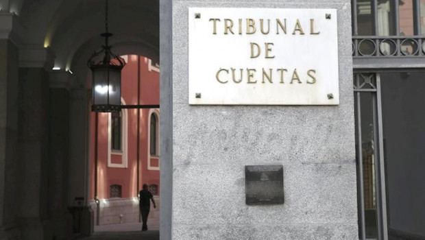 ep placa en la puerta principal del edificio del tribunal de cuentas en la calle fuecarral numero 81